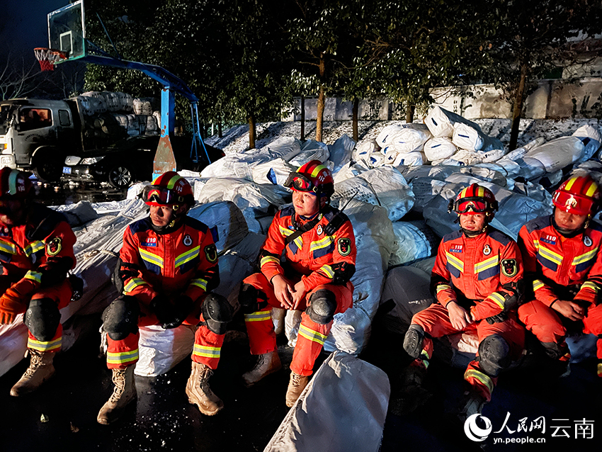 消防队员正在休息。人民网记者 程浩摄