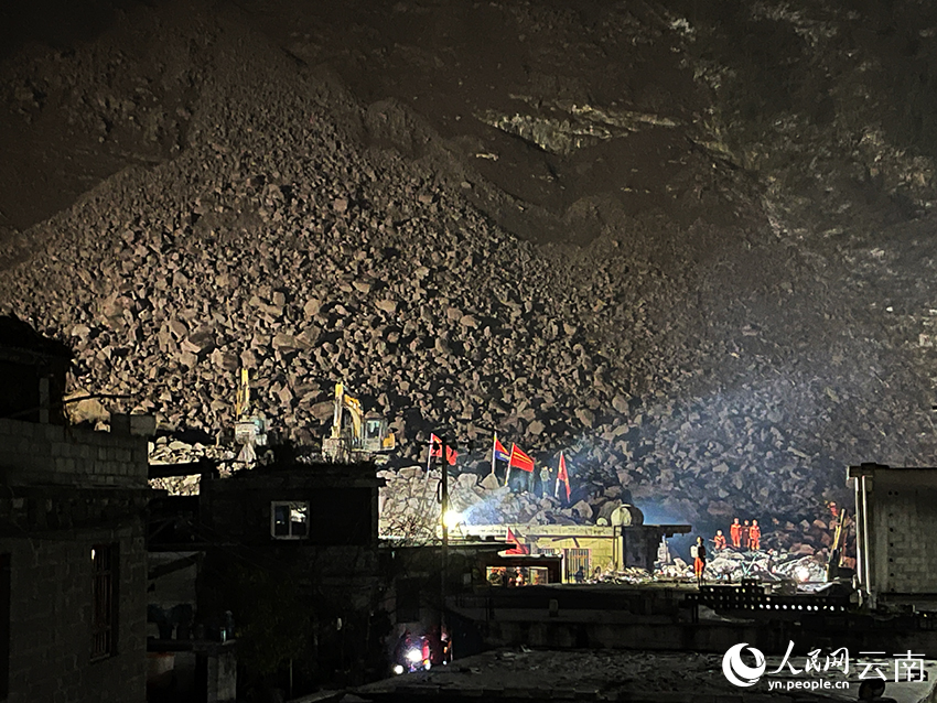 1月22日晚，搜救工作正在进行。人民网记者 程浩摄