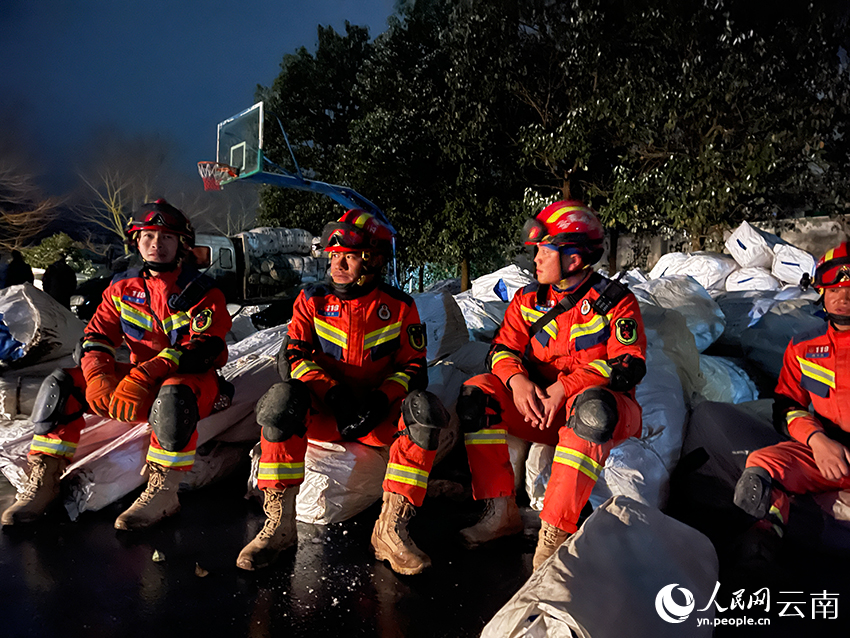 和云华（左二）在和同事等待下一步指令。人民网记者 程浩摄