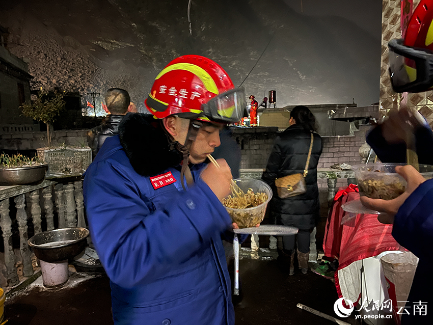 何照勤正在吃完饭。人民网记者 程浩摄