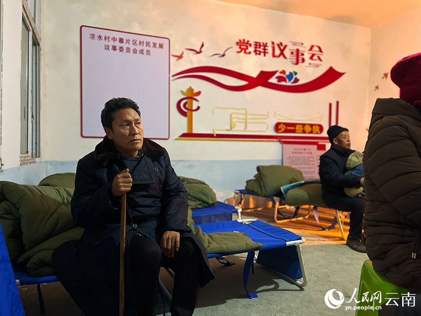 王跃荣在安置点。人民网记者 程浩摄