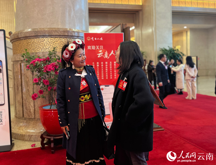 两名云南省政协委员交流。人民网 尹馨摄