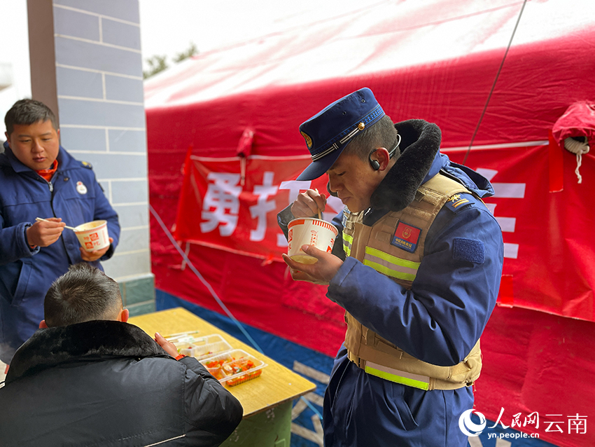 救援人员抓紧吃午餐。人民网记者 程浩摄