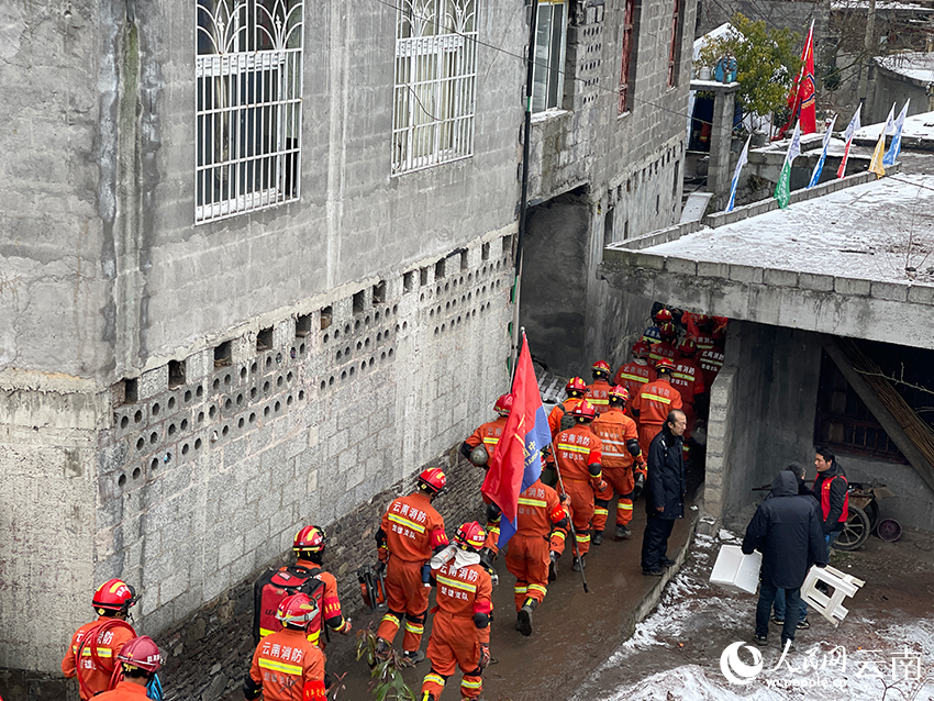 救援人员集结后重新前往救援现场。人民网记者 程浩摄