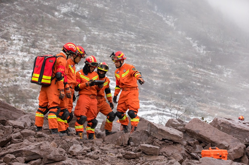 1月23日，云南镇雄山体滑坡救援现场。云南省消防救援总队供图