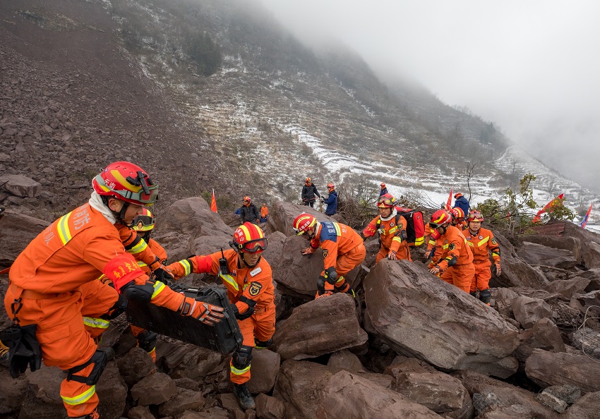 1月23日，云南镇雄山体滑坡救援现场。云南省消防救援总队供图