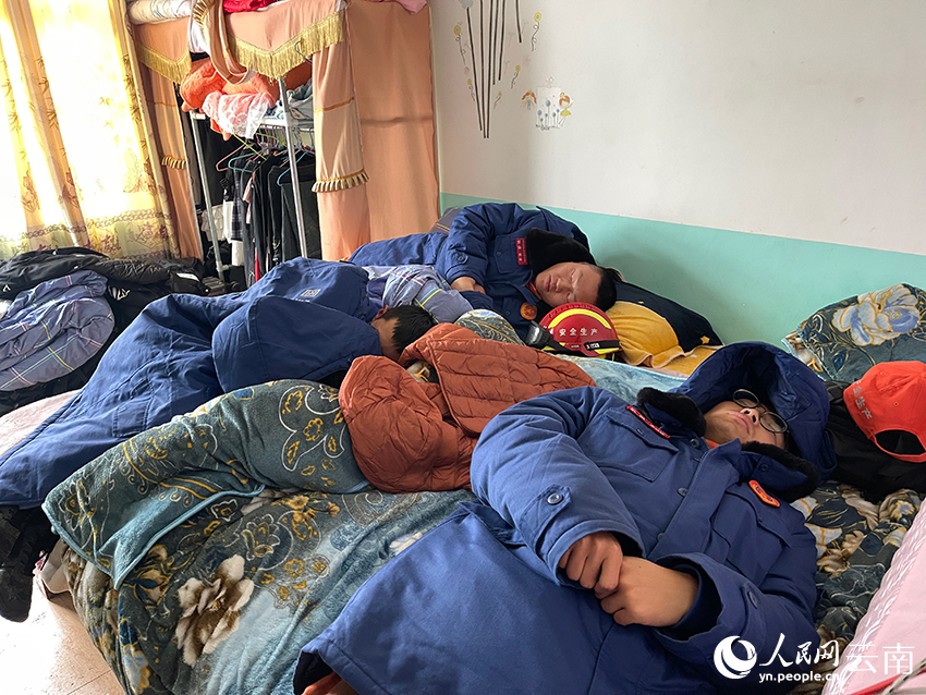 忙了一夜的搜救人员和衣而睡。人民网记者 程浩摄