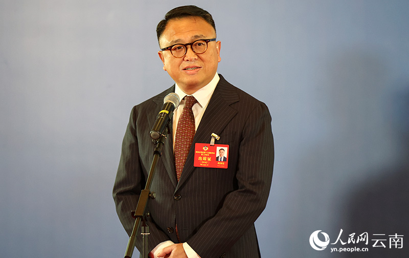 胡劍榮委員在“委員通道”上回答記者提問。王德華攝