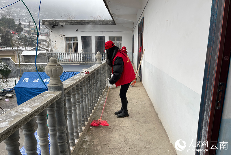 一名志愿者在安置点打扫卫生。人民网记者 程浩摄