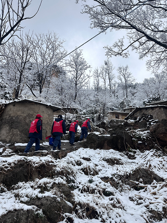 1月22日，南方电网云南曲靖富源供电局大河供电所工作人员走村入户，将应急物资逐一送到用户家中，让用户温暖过冬。（王谦、杨博）