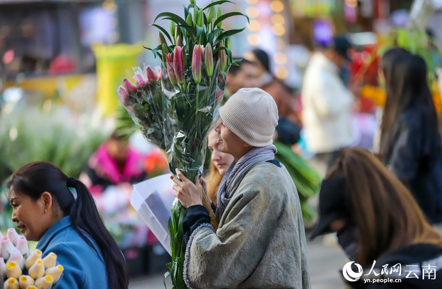 2月2日下午，昆明斗南花卉市場內人流如織。人民網記者 虎遵會攝