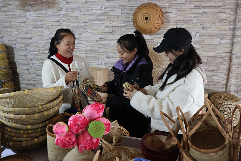 吴连花商店的特色编织产品吸引了很多游客（李华诚摄）