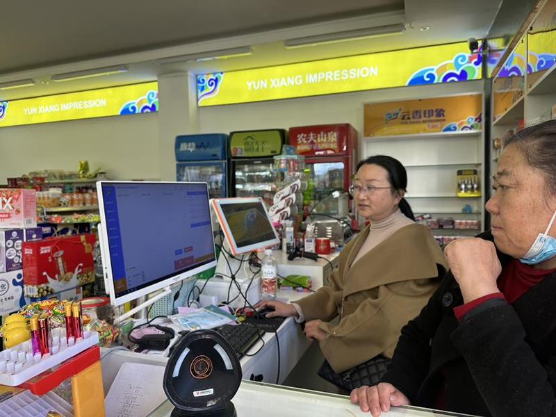 客户经理指导付萍母亲操作“云香印象”零售终端管理系统。宗美延摄