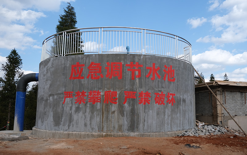 半坡上的提水管道。