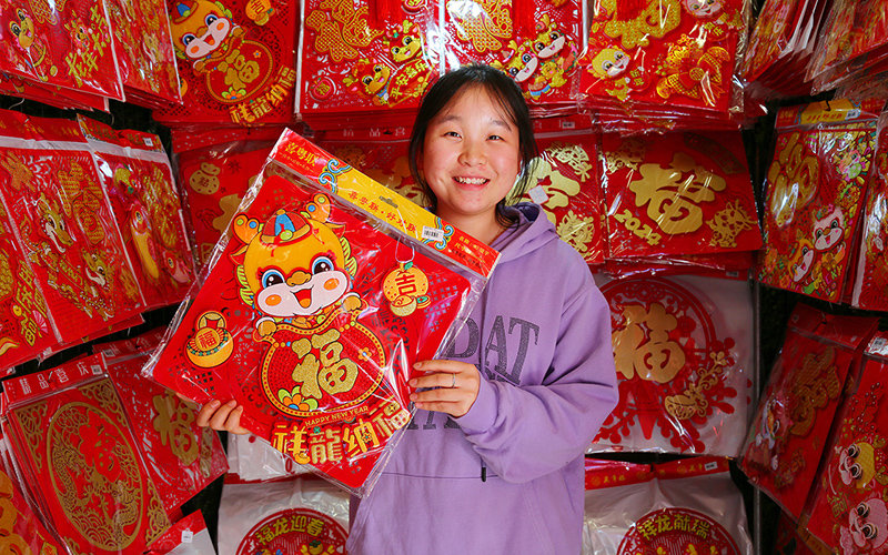 市民在选购心仪的年饰。曹蔓夫摄