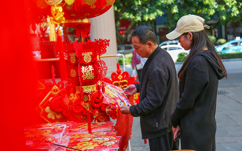 市民在选购心仪的年饰。曹蔓夫摄