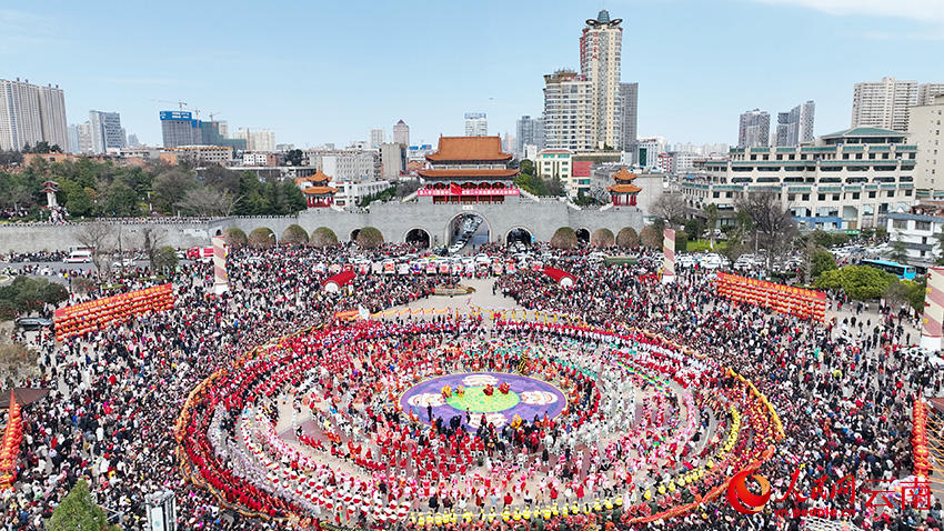 雲南曲靖舉行多彩民俗活動迎新春。許侃攝
