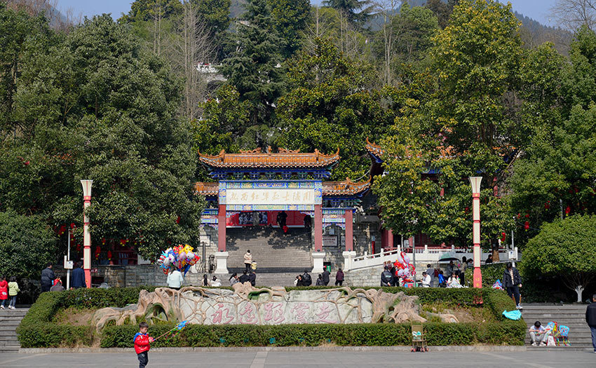 春節期間，游客們走進扎西紅軍烈士陵園瞻仰革命先輩。威信縣融媒體中心供圖