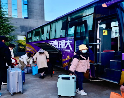 2月15日，洱源县2024年“点对点”有组织输出首批省外务工人员欢送仪式举行，集中欢送33名外出务工人员赴福州务工。