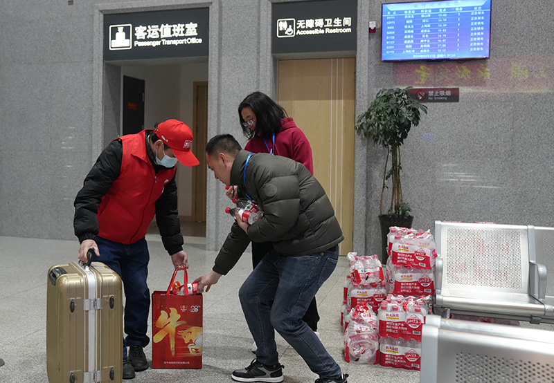 云南威信，工作人员为外出务工人员发放“暖心包”。威信县融媒体中心供图
