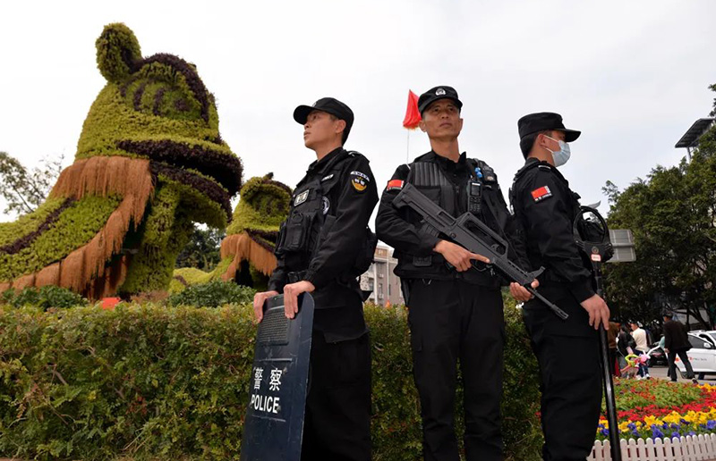民警在大理古城景区巡逻执勤。
