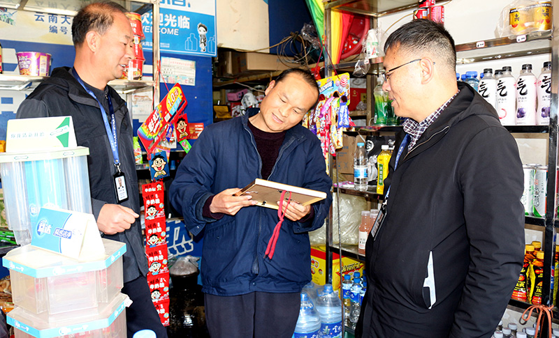 麒麟区局烟草专卖局工作人员到蒋惠林店里进行走访。-马瑛摄