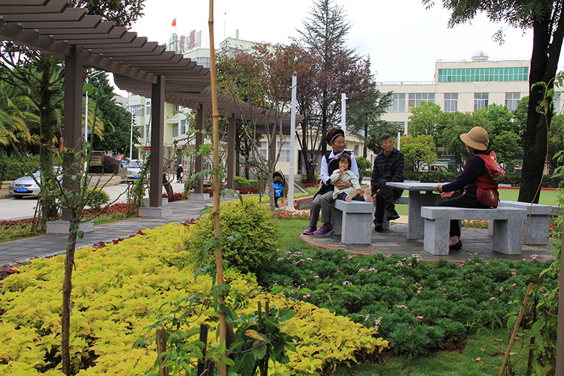 居民在口袋公园休息。