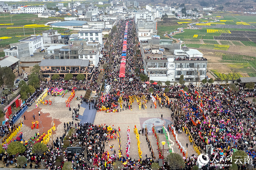 元宵灯会现场人山人海。鞠强摄