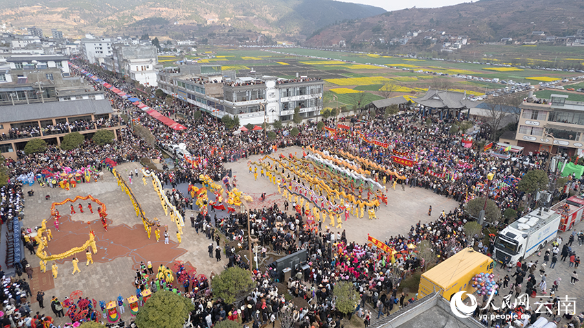 元宵灯会现场人山人海。鞠强摄