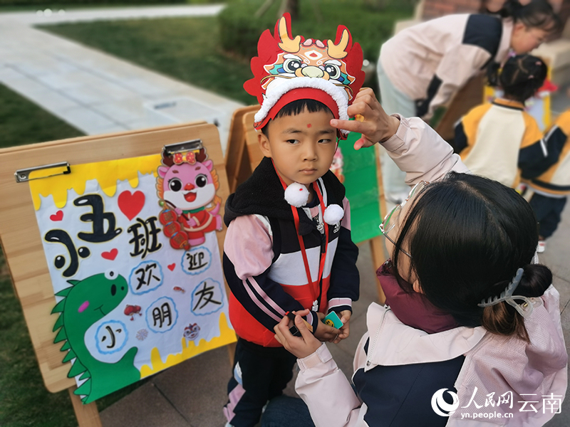 安寧市太平新城第二幼兒園的老師為孩子點朱砂，寓意孩子眼明心亮，好讀書、讀好書。賈建榮攝