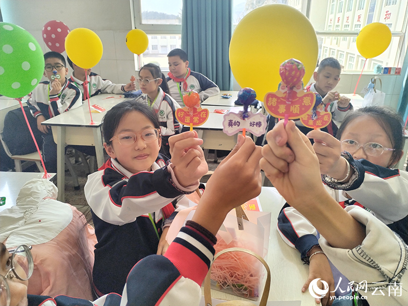 安宁市太平学校的学生们收到班主任为每位孩子量身定制的“开学礼”。贾建荣摄