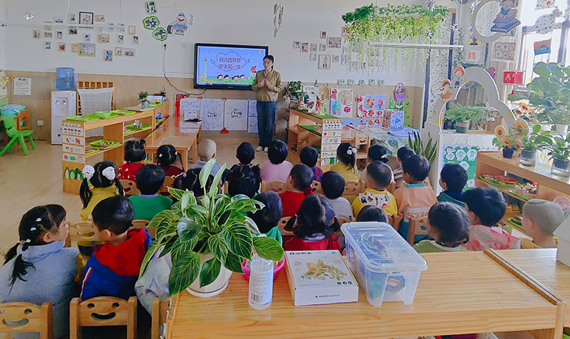 昆明滇池度假区第一幼儿园老师给小朋友讲解小常识。