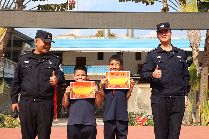 民警当天下午就到学校为2位小朋友颁发奖状。 尚勇边境派出所供图
