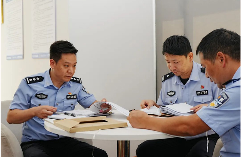 郭健椿帶領反詐中心民警對案件開展分析研判工作