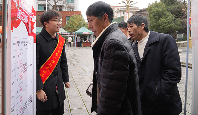 求職者認真查看招聘信息。