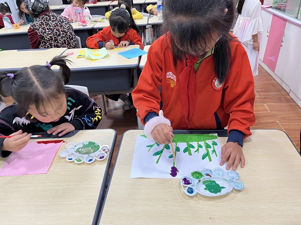 【3】在楚雄州南华县龙川镇龙泉社区儿童之家，小朋友们正在画画。韦维摄