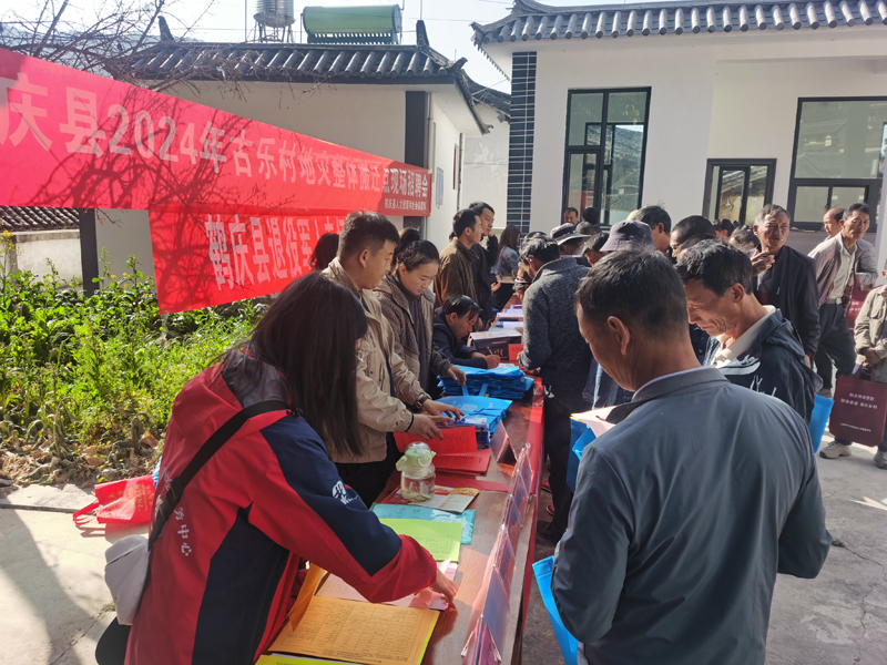 招聘会现场。段梅江摄