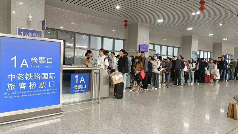 玉溪站中老铁路国际旅客检票口，旅客排队等待进站。（2024年3月10日摄）