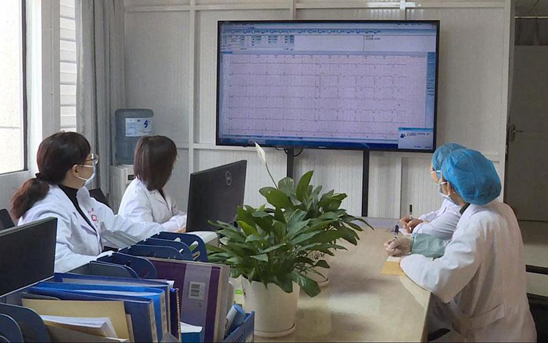 弥渡县人民医院医生正查看乡镇卫生院传来的心电图检查。弥渡县融媒体中心供图