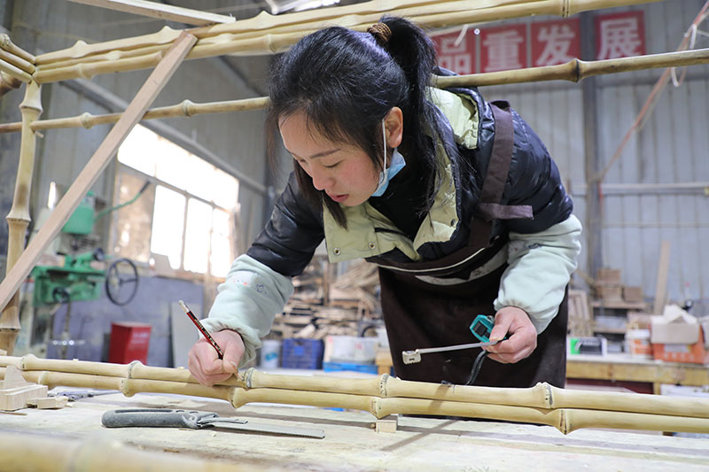工人正在加工筇竹家具。何桂花摄