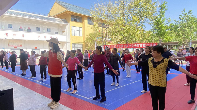 志愿者开展广场舞培训。南华县新时代文明实践中心供图