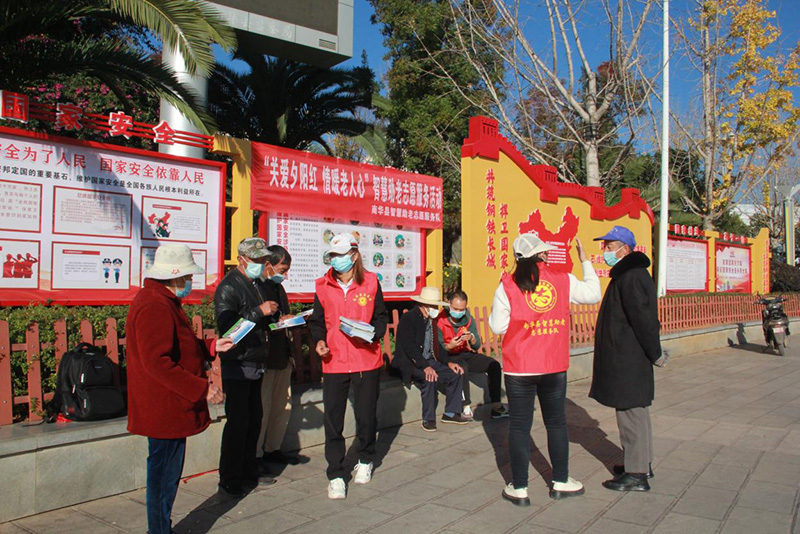 志愿者帮助老年人安装反诈APP。南华县新时代文明实践中心供图