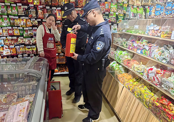 民警对超市开展消防安全检查。