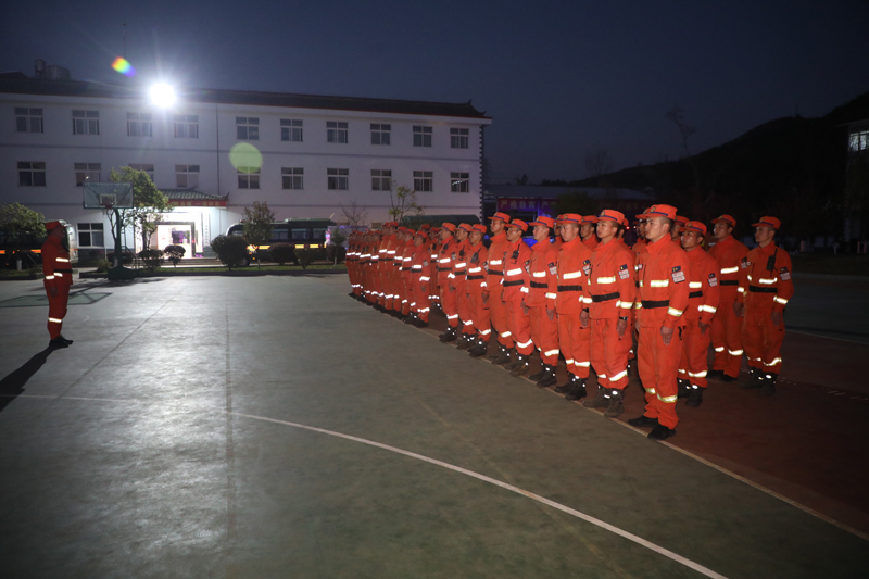 雲南省森林消防總隊750名指戰員跨省增援四川甘孜雅江火場。雲南省森林消防總隊供圖