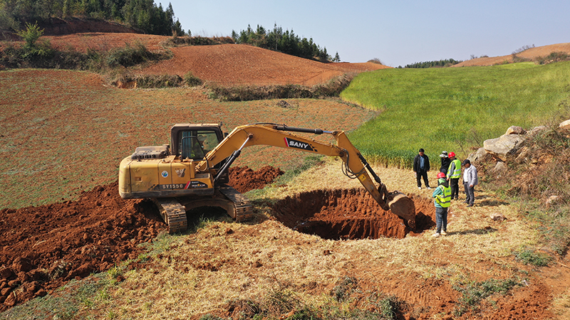 師宗縣龍慶鄉龍雜村高標准農田項目建設現場，挖掘機正在作業。
