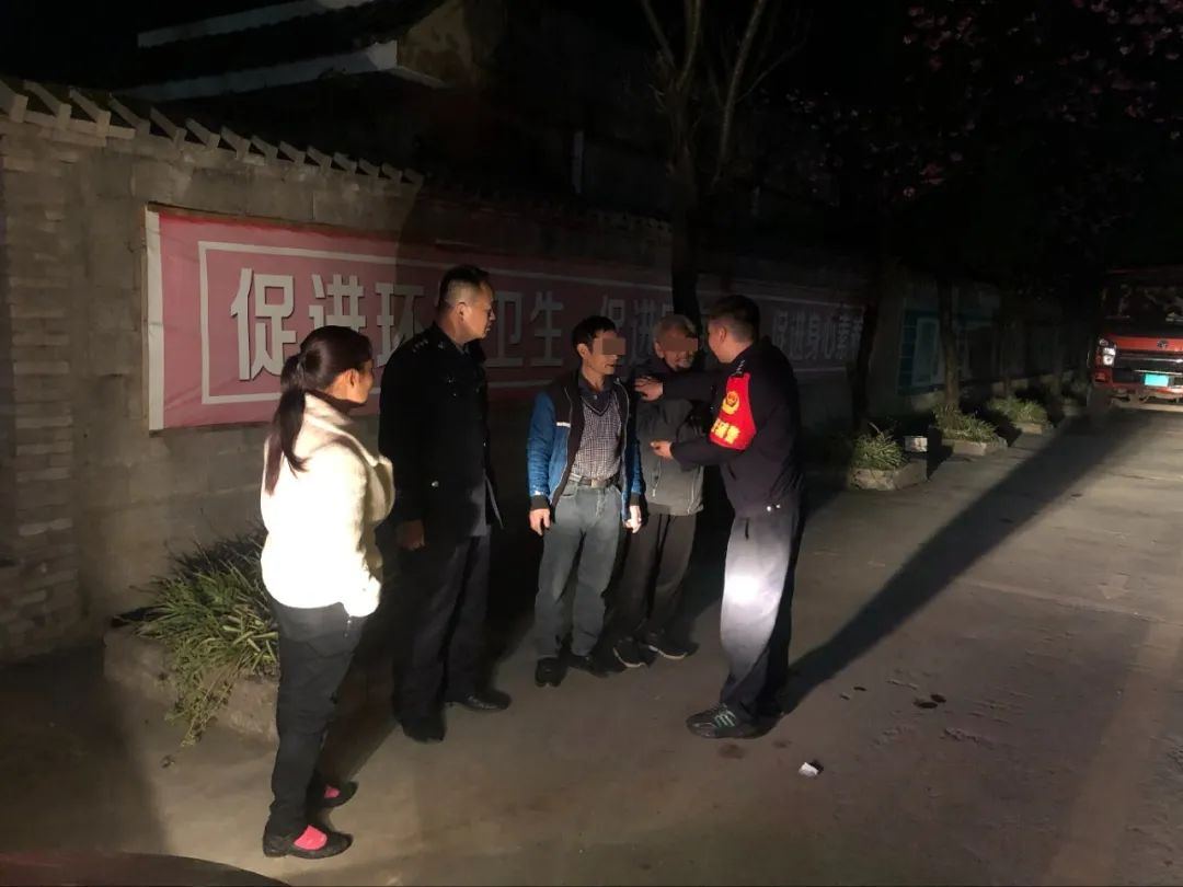 民警將老人送回家。雲南省公安廳新聞辦公室供圖