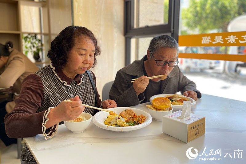 在南華縣城的”幸福食堂“裡就餐的老人。人民網記者-程浩攝