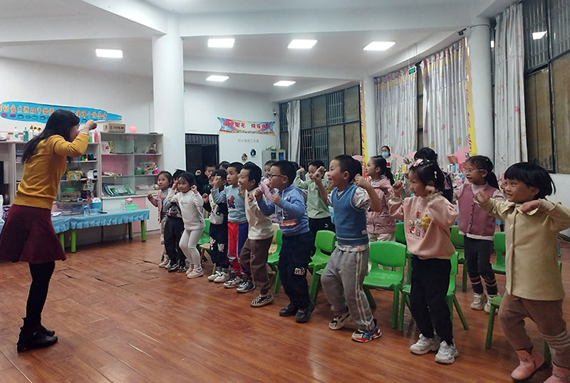 在龍泉社區“兒童之家”，老師在教孩子們跳舞。南華縣委宣傳部供圖