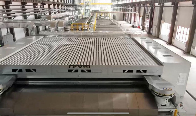 年產9.2萬噸新型多層共擠薄膜生產線正式運營。