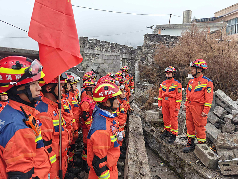陳蓉（右二）帶隊支援雲南鎮雄“1·22”山體滑坡救援。玉溪市消防救援支隊供圖